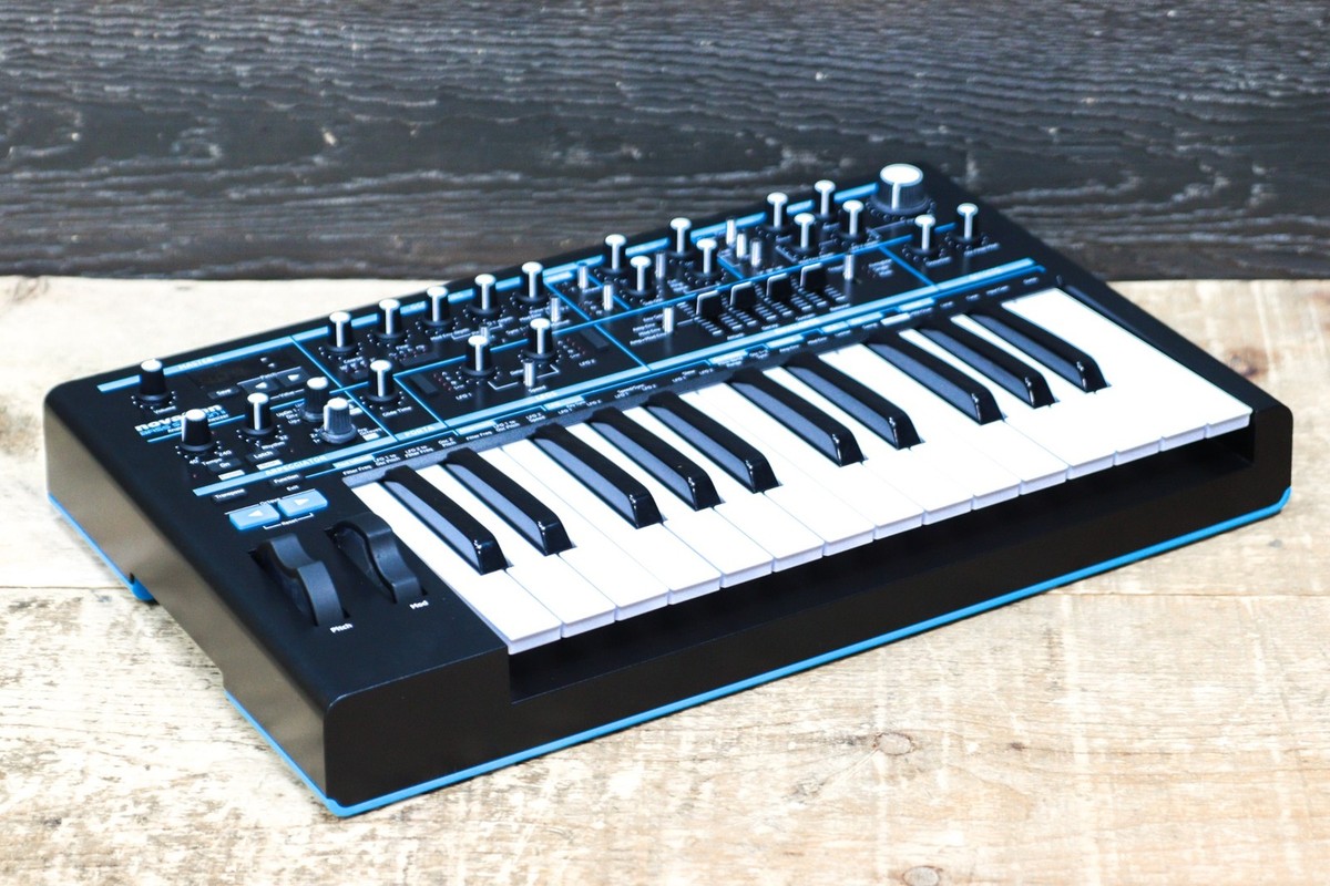 Novation Bass Station II Paraphonic Analogue Synthesizer 25-Note