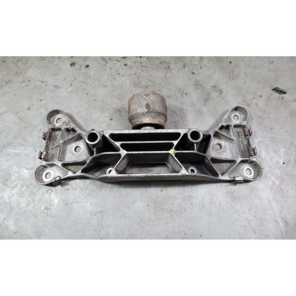 Soporte de montaje transversal para transmisión automática OEM 97-03 BMW E39 540i Touring sedán Foto 3 de 4