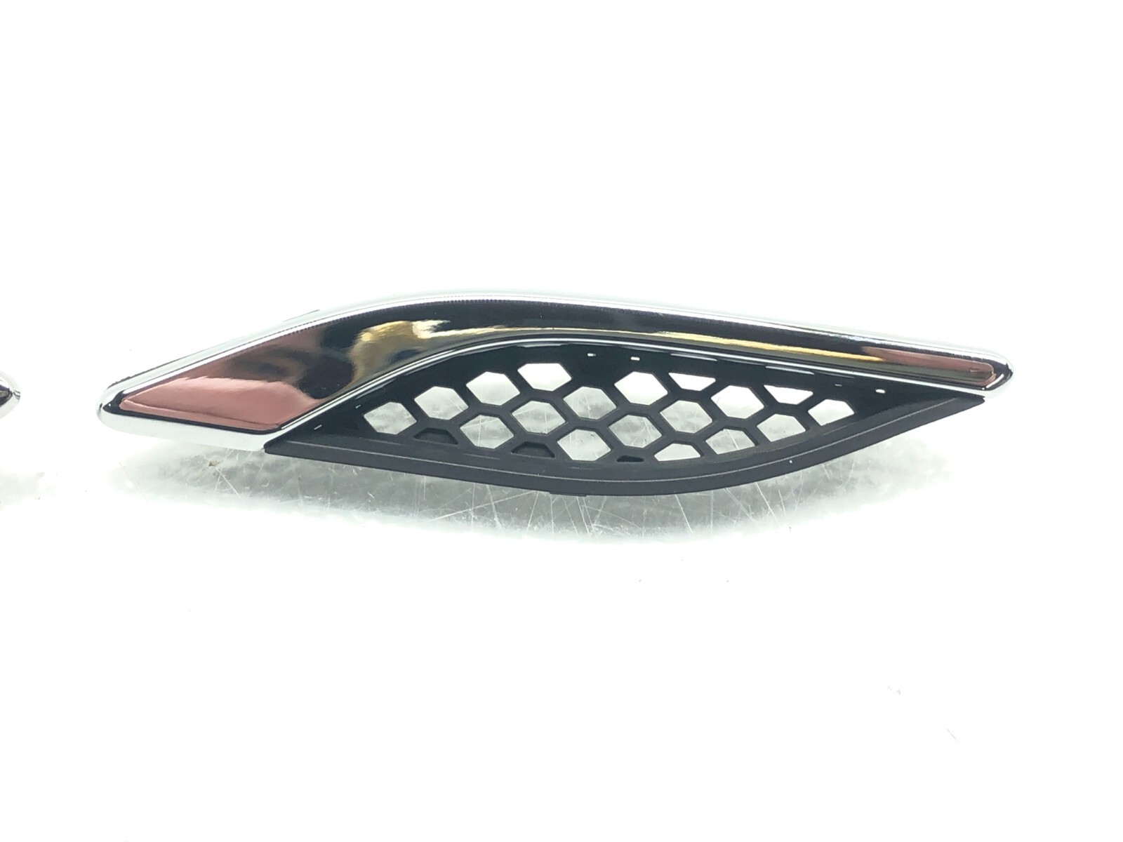 2014-2019 MASERATI GHIBLI S RIGHT PASSENGER FRONT FENDER VENT GRILL TRIM X3 OEM.
