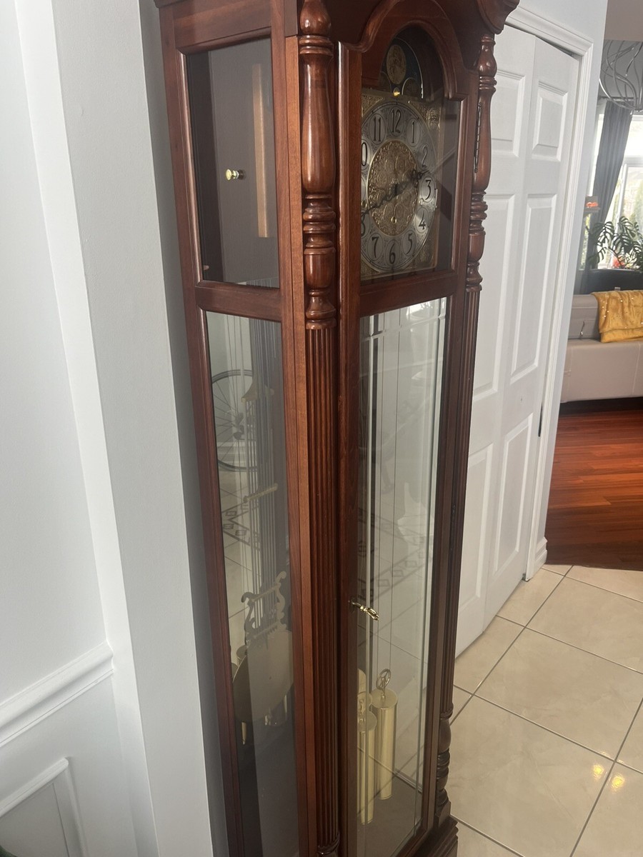 Howard miller grandfather clock 611-070, rare model. Excellent
