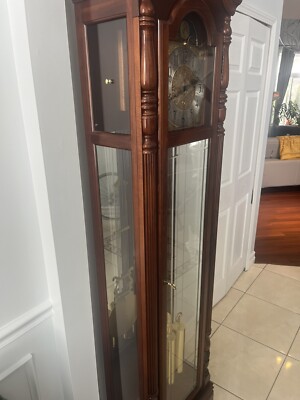 Howard miller grandfather clock 611-070, rare model. Excellent