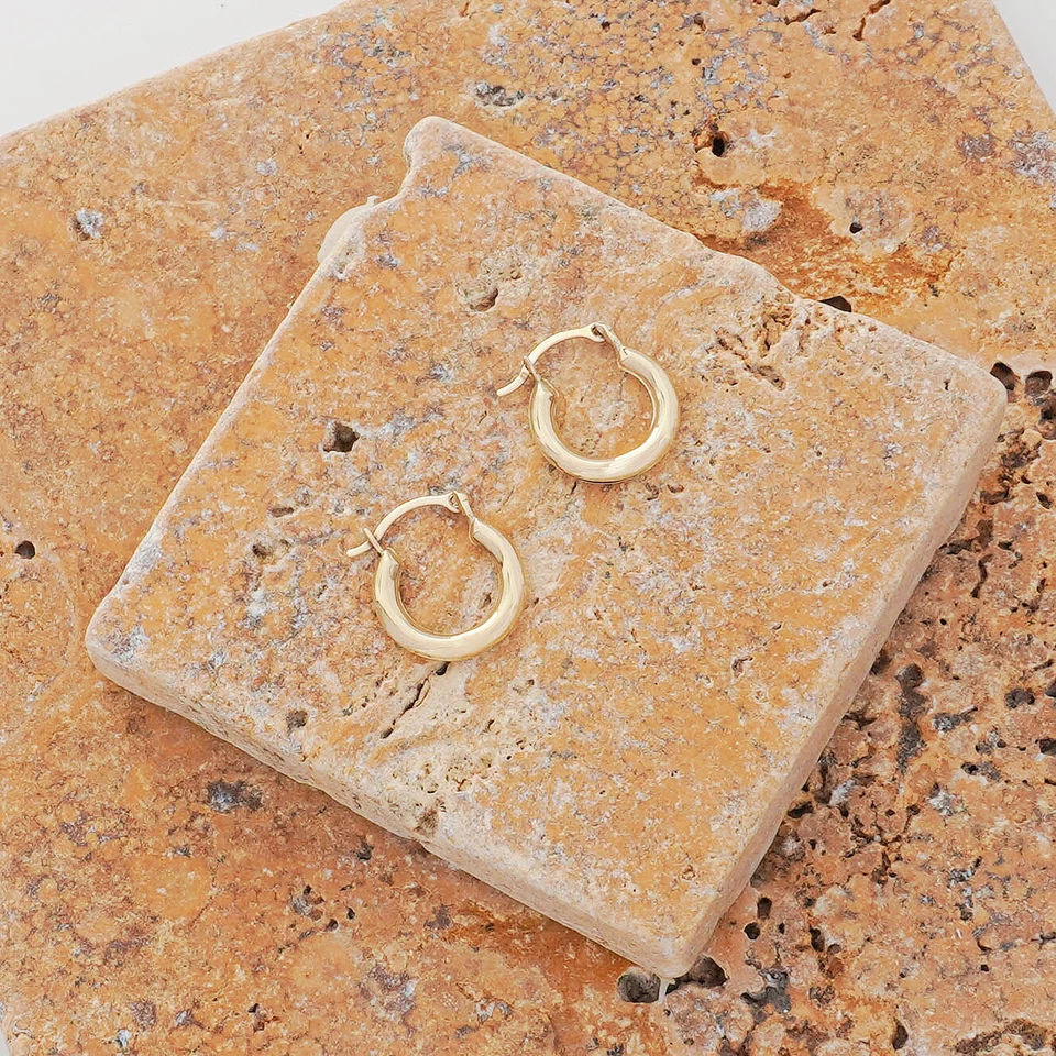 Pendientes de aro de oro de 10 quilates con corte de diamante francés - Joyería para mujer Foto 3 de 4