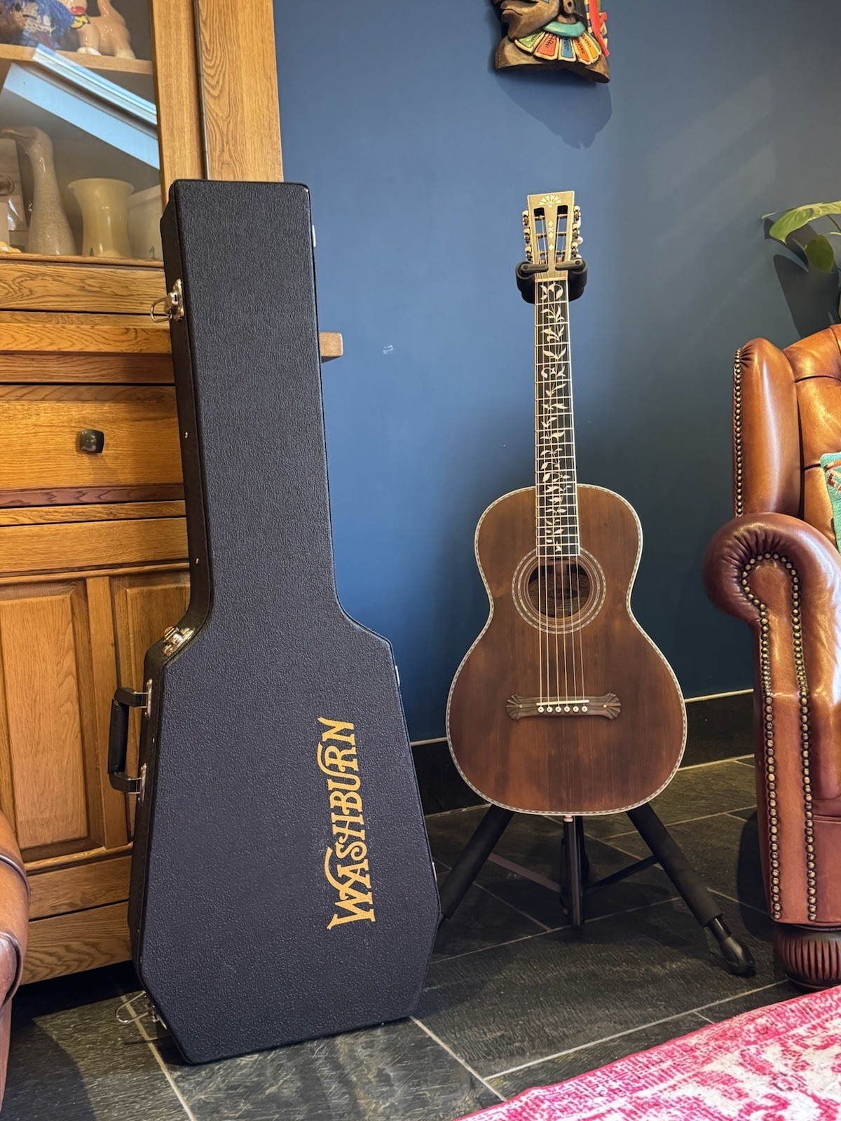 Washburn R320SWRK Vintage Series Acoustic Guitar With Coffin Case