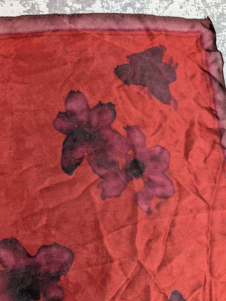 Bufanda cuadrada de seda para mujer Ellen Tracy roja púrpura 21x21 en floral transparente Foto 4 de 4