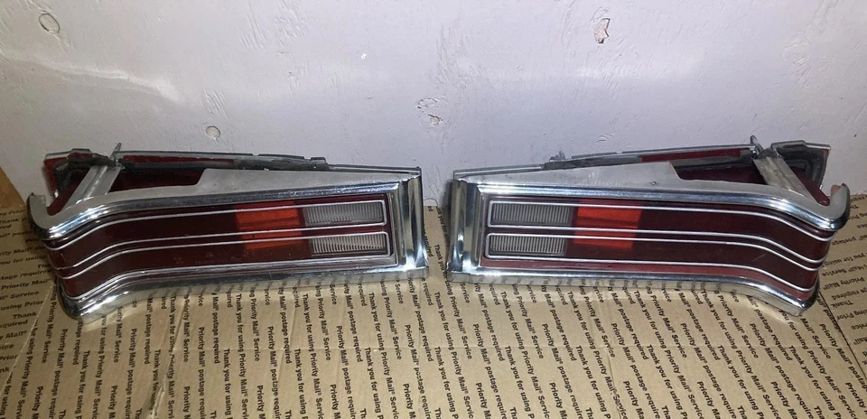 Par de luces traseras y biseles izquierda y derecha Plymouth Valiant Scamp 1974 1975 1976 OEM Foto 3 de 4
