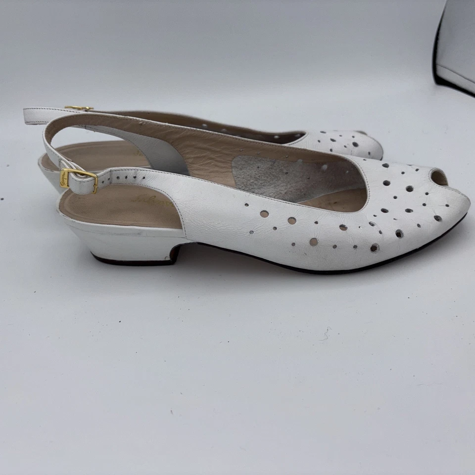 Sandalias blancas perforadas Salvatore Ferragamo Boutique Peeptoe Slingback para mujer 8B Foto 3 de 4