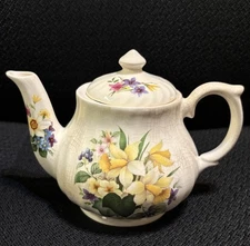 CROWNFORD GIFTWARE CORP White Floral TEAPOT Daffodils Pansies Made in England
