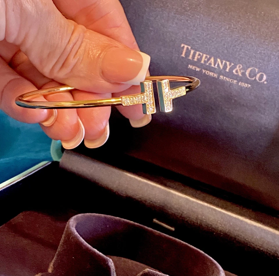 Brazalete de alambre de diamantes Tiffany & Co. T de oro amarillo de 18 quilates tamaño grande 0,24 quilates Foto 3 de 4