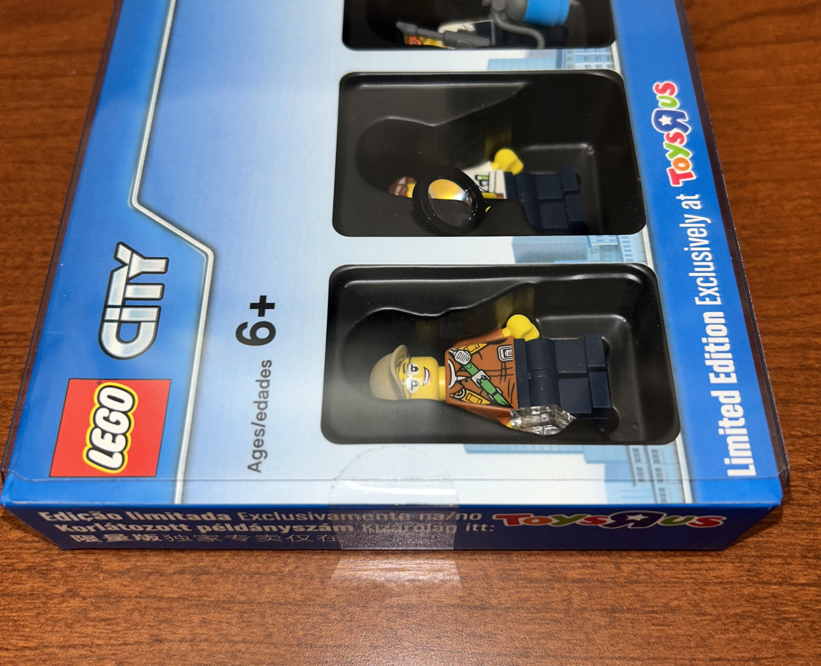 Lego 5004940 City Jungle Minifigures  Set 2017 Bricktober Toys R Us Exclusive