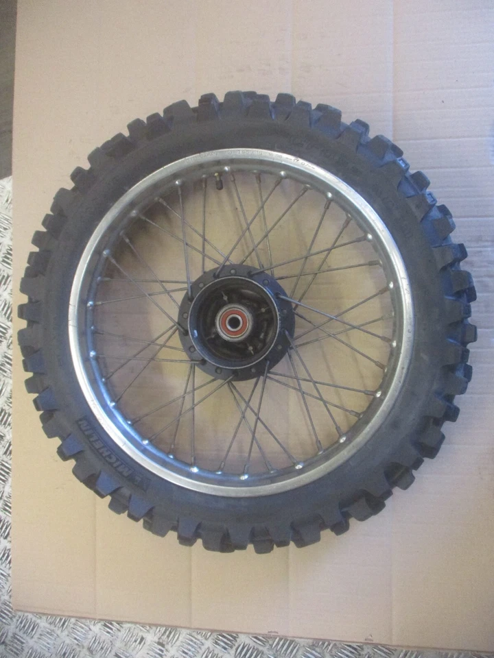 Roue arrière avec pneu Michelin en bon état pour Honda 125 XLS - XR - Photo 2/4