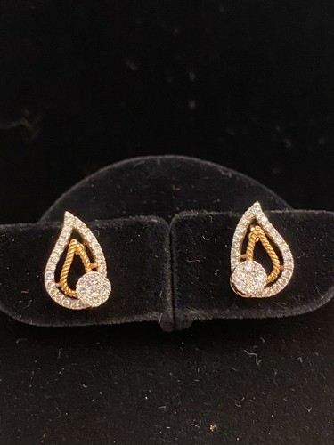 Pave 0.74 Cts Round Brilliant Cut Diamonds Stud Earrings In 750 Stamped 18K Gold - Picture 6 of 11