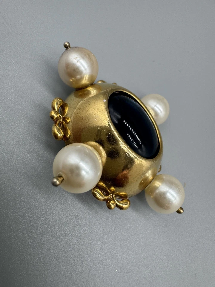 Prendedor vintage firmado por HMR Galería Nacional de Arte perla y piedra ovalada azul tono dorado Foto 3 de 4