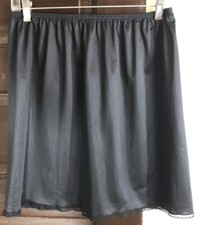 VINTAGE VANITY FAIR SIZE LARGE BLACK HALF SLIP STYLE 11-760