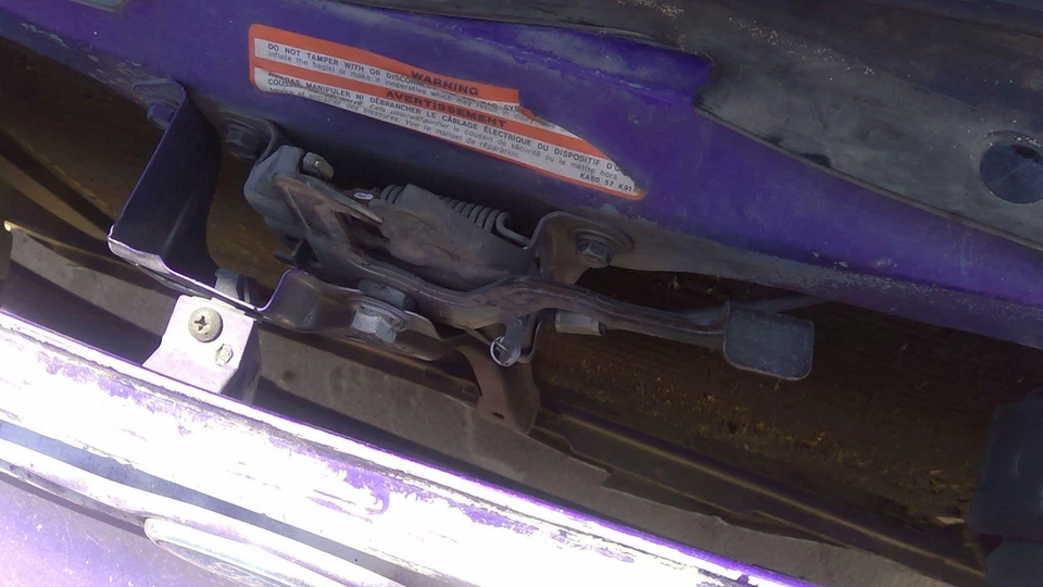 Conjunto de pestillo de capó Ford Escort 1991-1996 con soporte OEM Foto 2 de 4