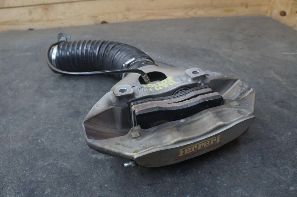 Conjunto de pinza de freno trasera izquierda con conducto de refrigeración 267122 Ferrari 488 Challenge 19 Foto 4 de 4