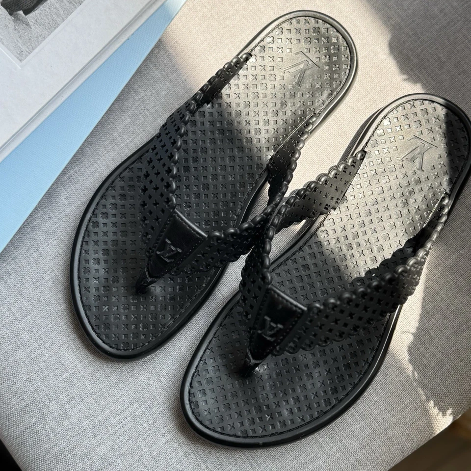 Женские резиновые сандалии-шлепанцы Louis Vuitton с черной монограммой размер 34 США 4 - Изображение 2 из 4
