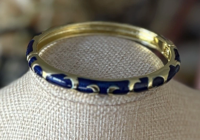 Elegante pulsera abrazadera dorada y azul Foto 2 de 4