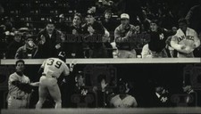 1991 Press Photo Yankees baseball player Roberto Kelly congratulated by his team