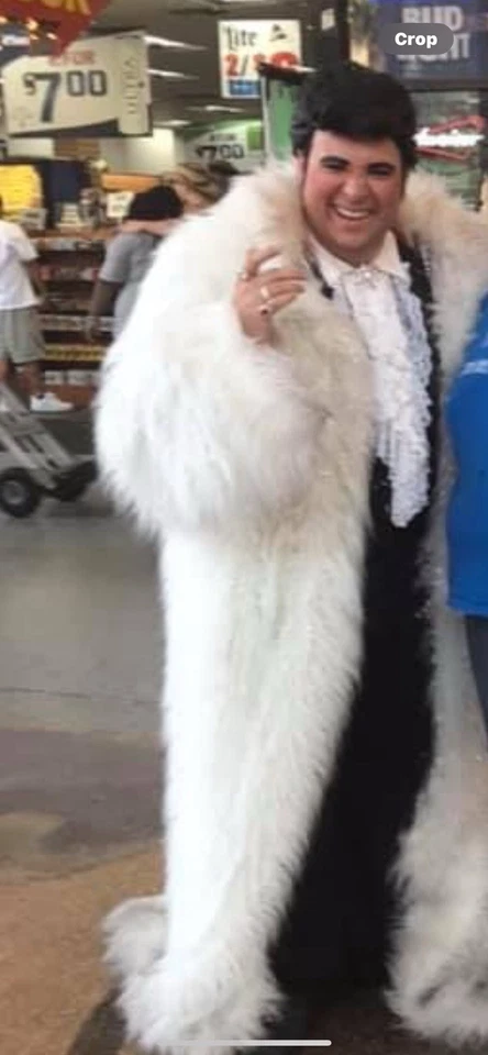 Abrigo de piel sintética estilo Liberace con forro y tren de lentejuelas plateadas - Juegos con disfraces glam de escenario Foto 2 de 4