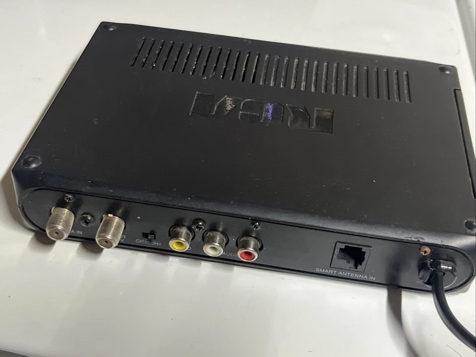 RCA Converter Box ATSC Digital To Analog Pass-Through Model: DTA800B1L - Image 3 of 3