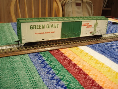 Tyco HO-Scale Green Giant GARX #50822 Double Plug Door Reefer Car