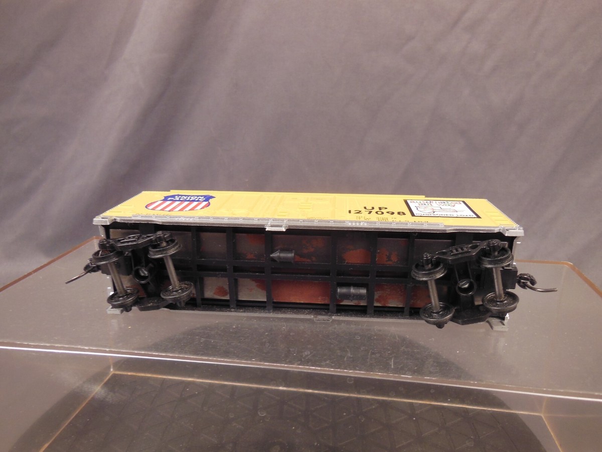 HO SCALE UP 127098 UNION PACIFIC GRAIN LOADING 40' BOX CAR HO SCALE UP 127098 UNION PACIFIC GRAIN LOADING 40' BOX CAR