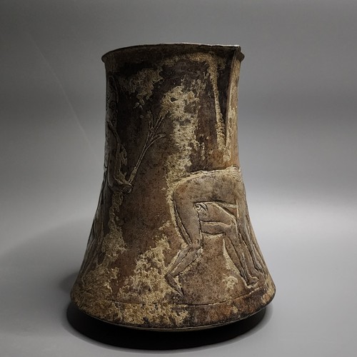 UN IMPORTANTE VASO DE PLATA BACTRIANO TIPO MUSEO CON ESCENA AGRÍCOLA. - Imagen 4 de 16