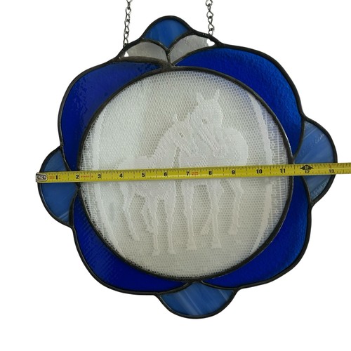 Vintage Buntglas Sonnenfänger mit Spitze Pferd und Fohlen Einsatz blau weiß - Bild 4 von 7