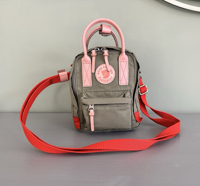 Fjällräven x Acne Studios Mini Umhängetasche Canvas grün/rosa/rot Reißverschluss