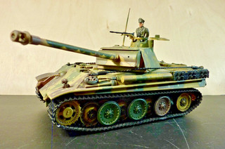 1:32 21st CENTURY ULTIMATE SOLDIER PANTHER AUSF. TANQUE G con FIGURA DE COMANDANTE