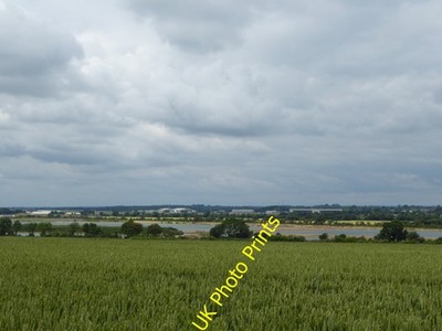 Foto 6x4 RAF Fairford vom Hügel über Ham Barn Die Seen dazwischen sind c2016