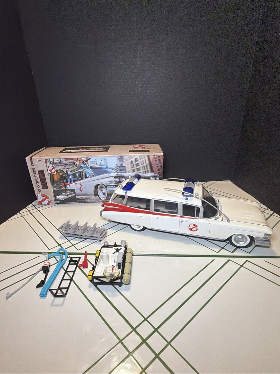 Ghostbusters ECTO 1 Vehicle Plasma Series 1:18 Scale Target