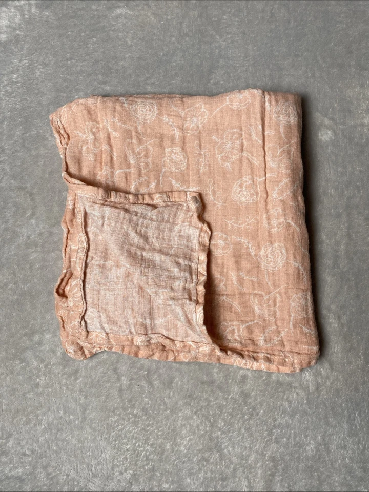 Manta de bebé floral color melocotón Aden & Anais flores blancas muselina algodón envoltura Foto 2 de 4