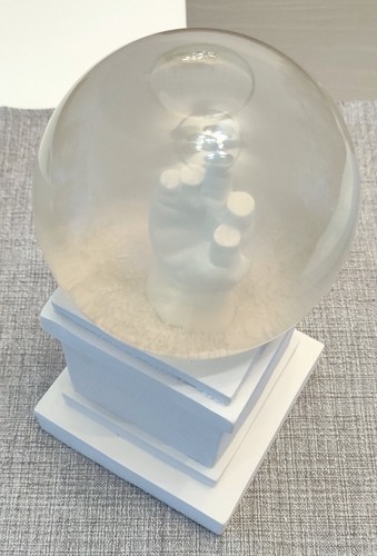 Maurizio Cattelan - L.O.V.E. PALLA DI NEVE - Foto 6 di 13