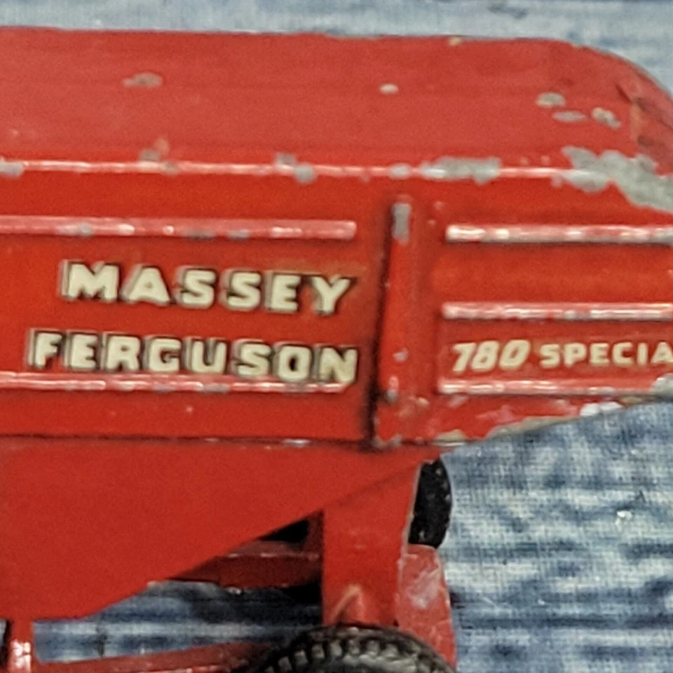 Vintage 1/64 scale Lesney massey Ferguson combine missing parts red/orange  - Image 3 of 4