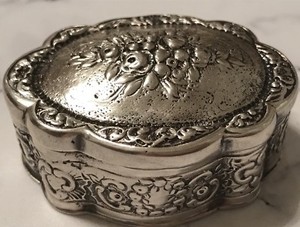 ANTIQUE 800 SILVER GERMAN ORNATE FLOWERS REPOUSSE TRINKET PILL SNUFF BOX