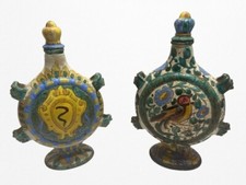 Coppia di fiaschette in ceramica con piedistallo italiano dipinte a mano (Zulimo Aretini)