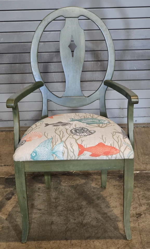 Silla con brazo abierto Ethan Allen madera pintada verde tela estampado océano peces y estrellas de mar Foto 2 de 4