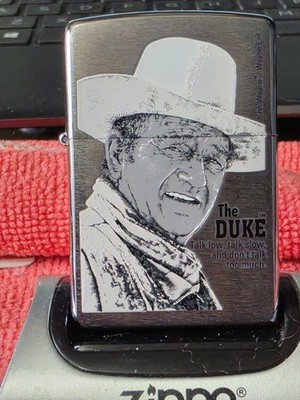 JOHN WAYNE THE DUKE DESIGN VOR EINEM GEBÜRSTETEN CHROM ZIPPO (24541) NEU IN OVP 
