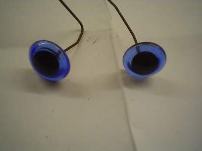 EIN PAAR BLAUE GLAS TEDDYAUGEN AUF DRÄHTEN