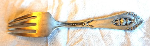 Tenedor de bebé Wallace Rose Point 1934 pequeño de 4 1/2" de plata esterlina? - Imagen 4 de 6