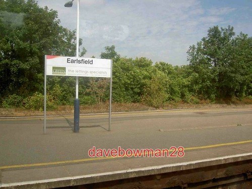 PHOTO EARLSFIELD RAILWAY STATION TAKEN FROM A SOUTH WEST TRAIN FROM WATERLOO TO - 第 1/1 張圖片