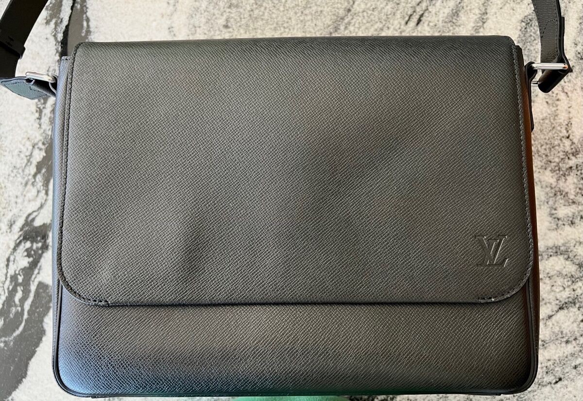 Louis Vuitton Roman MM Taiga Messenger Bag Black Leather W12 Louis Vuitton Roman MM Taiga Messenger Bag Black Leather W12