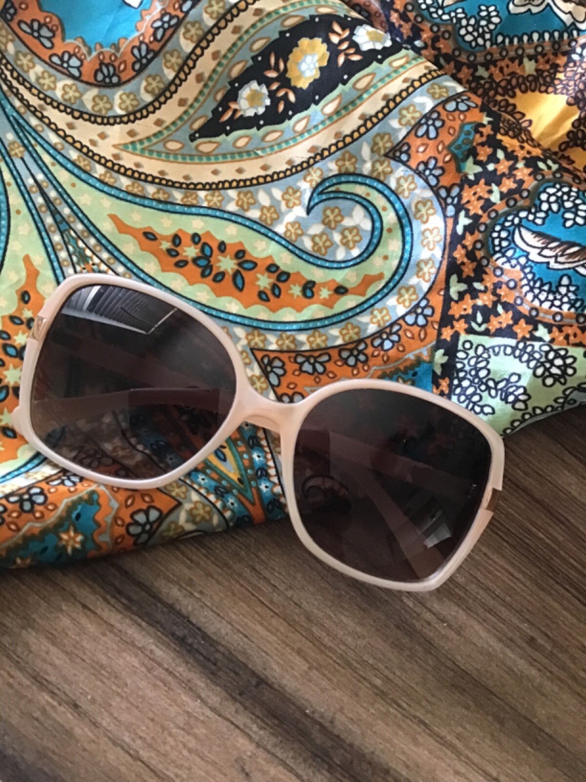 Retro Brown Tortoise Sunglasses with Studded Plastic Frame & 100% UV Protection-image