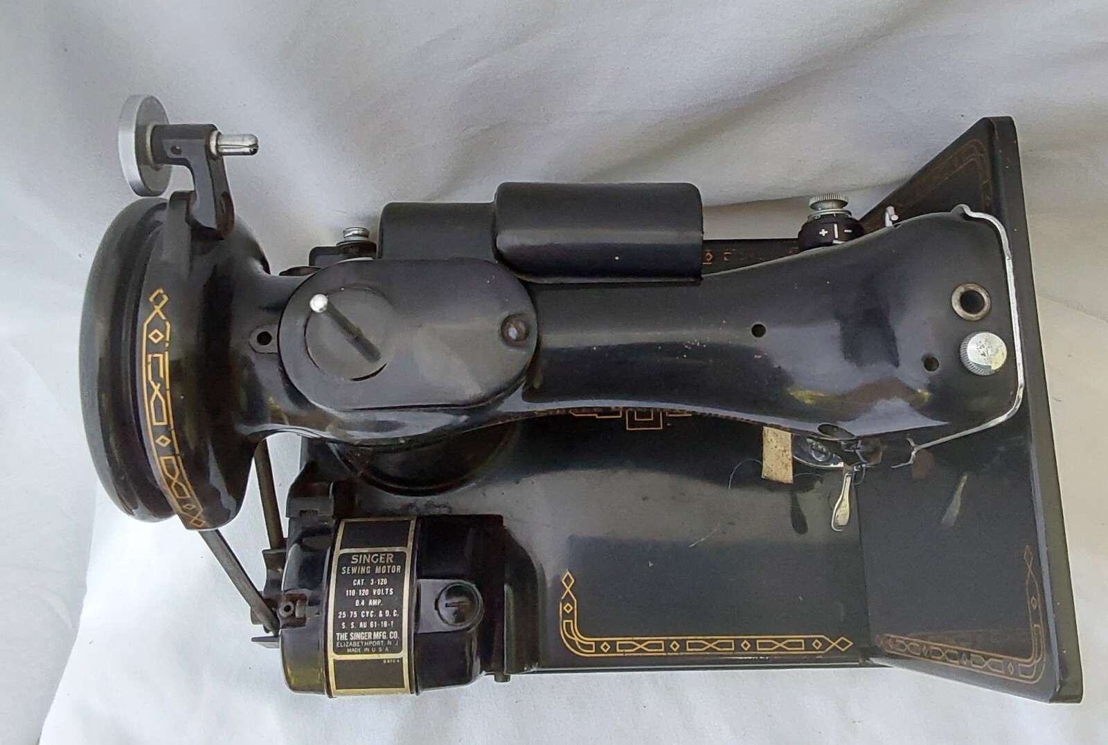 Vntg Singer AM140794 Sewing Machine With Case Button Holer Attacment