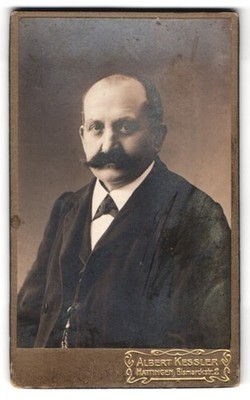Fotografie Albert Kessler, Hattingen, Bismarckstr., Bürgerlicher Herr im Anzug  