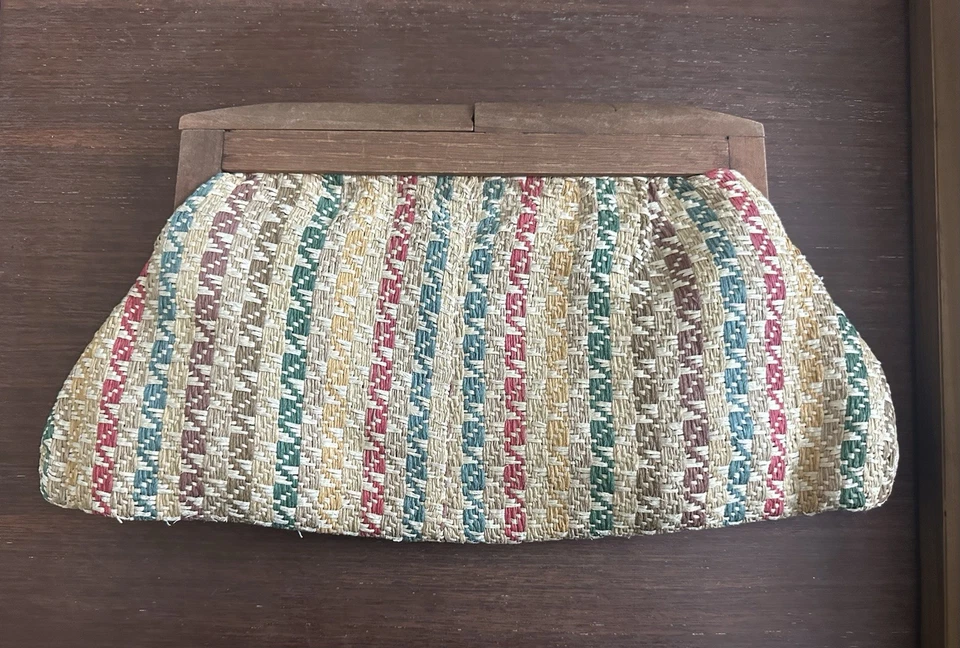 Cartera clutch tejida vintage de los años 40 con mango de madera - Bolso de noche retro de mediados de siglo Foto 2 de 4
