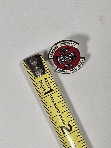 Spilla da bavero cappello smaltato The Alabama Coushatta Tribe riserva indiana - Foto 2 di 3