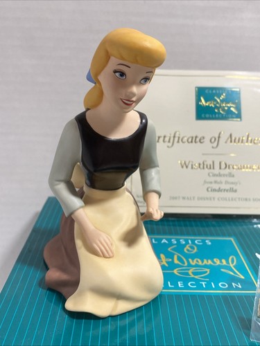 Walt Disney Classics Collection Cinderella Wistful Dreamer Figurine 5" & Pin - Picture 2 of 12