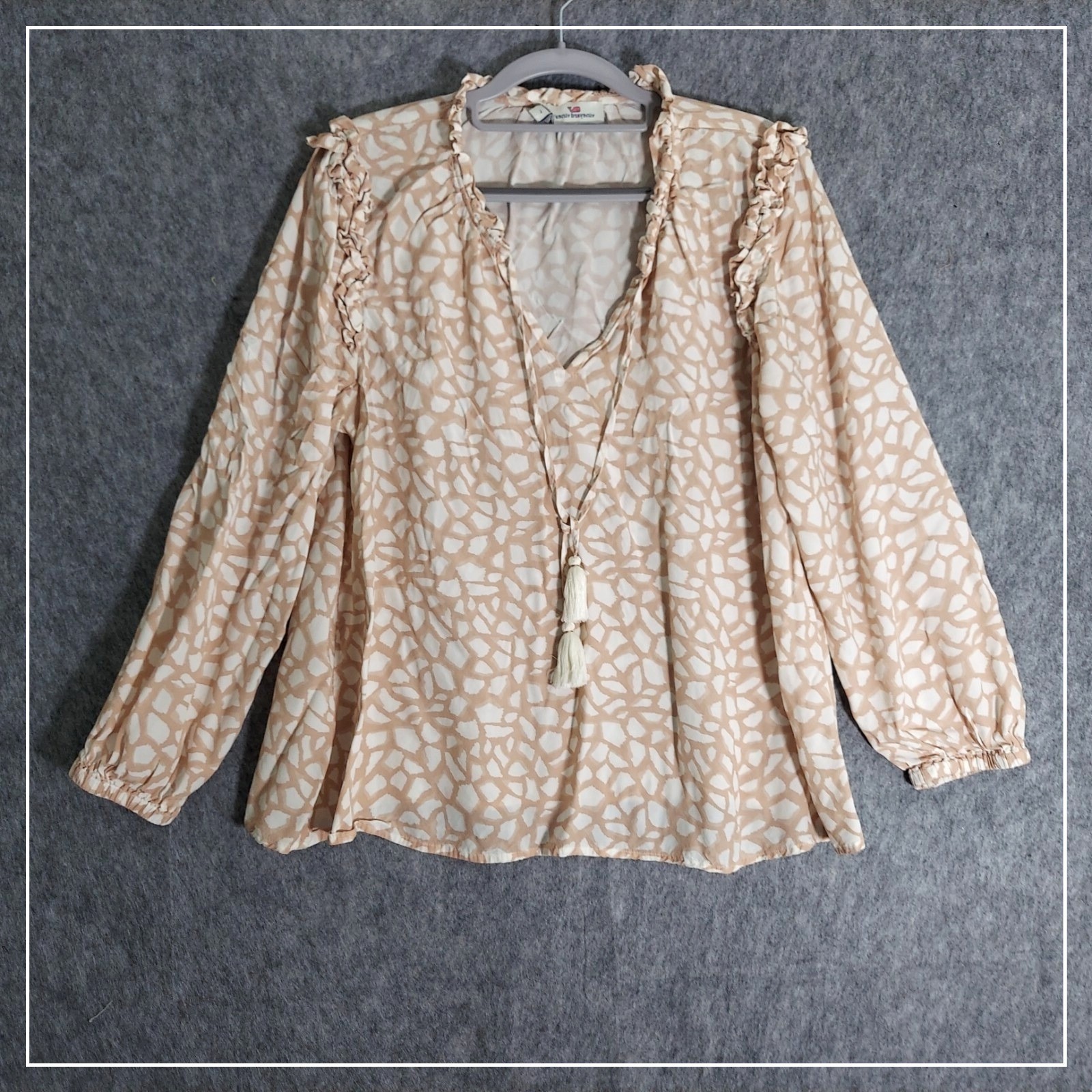 Vineyard Vines Top Women L Tan White Giraffe Print Ruffle V Neck Tassel Blouse